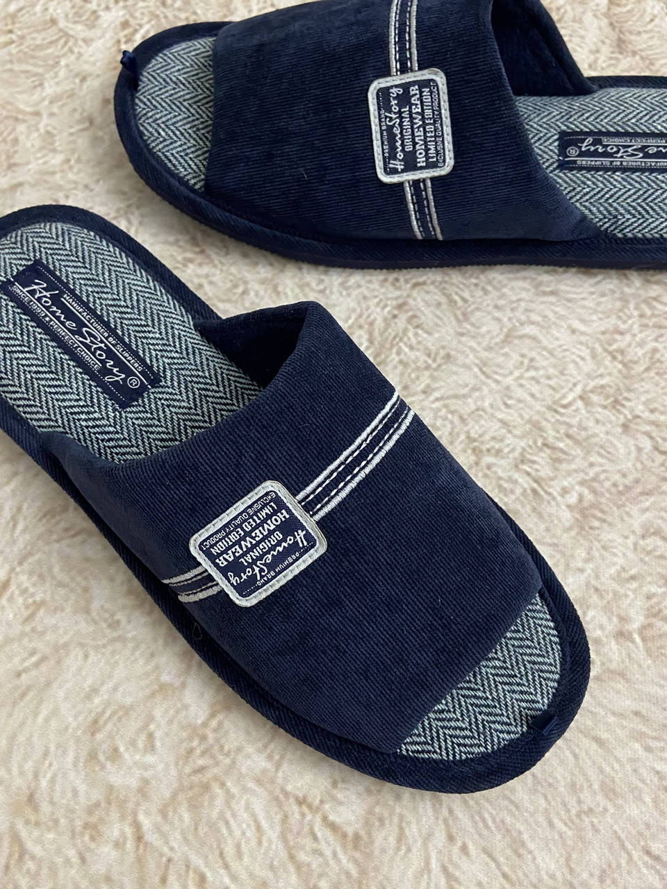 

Мужские тапочки Home Story только 41(26,8см) и 45(30см) размер в размер.Лёгкая подошва (Пористая резина. 45