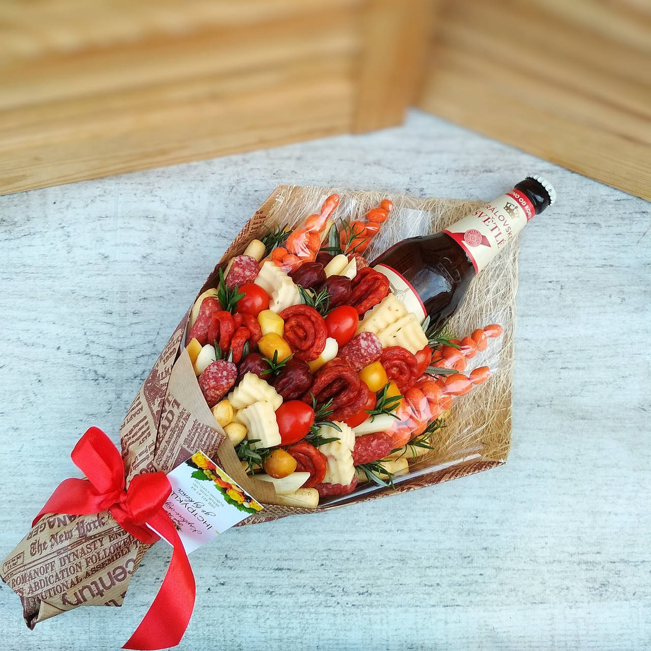 

Мужской букет с пивом. Вкусный букет парню. Съедобный подарок