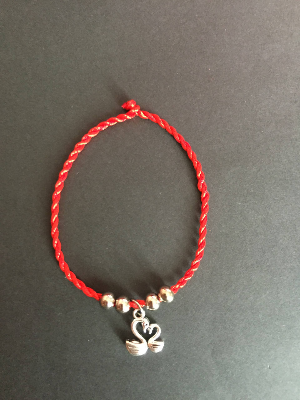 

Браслет-оберег красная нить с талисманом Лебеди