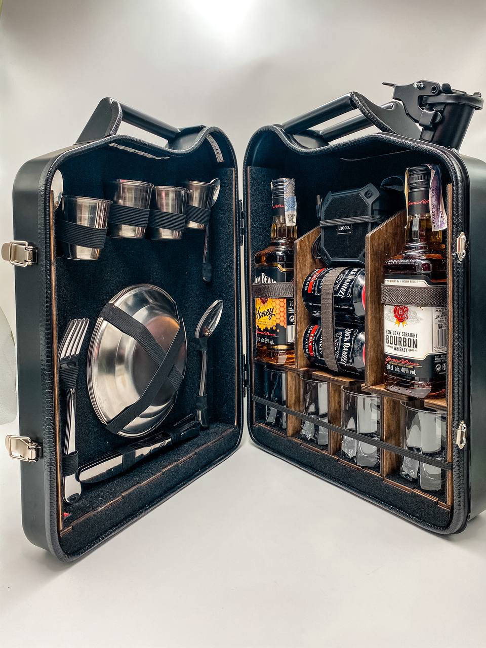 

Канистра бар на 20л с посудой на 4 персоны и встроенной блютуз колонкой