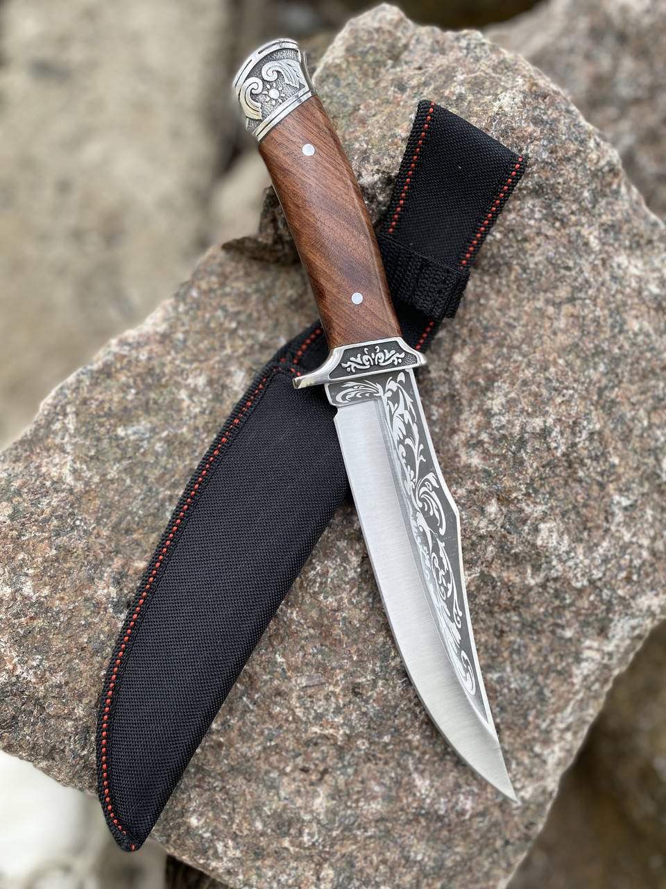 

Ніж універсальний з дерев’яною ручкою