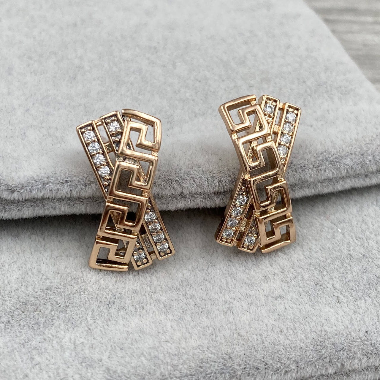 

Серьги 24378расп2 короткая застежка немного деформированные размер 18х11 мм белые фианиты 3.3 г позолота РО