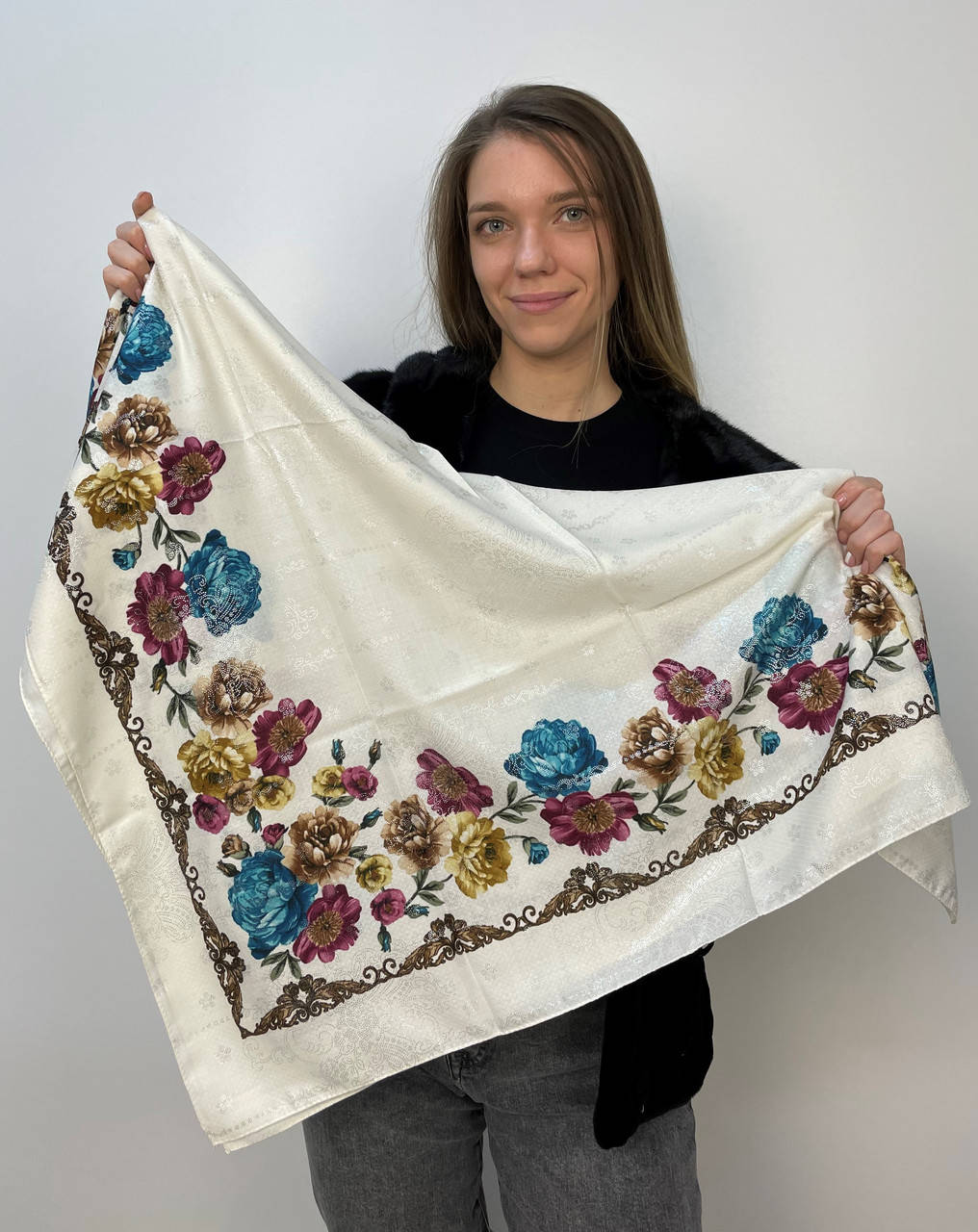 

Женский кашемировый платок белый с люрексом и рисунком роз, (80х80см), Турция
