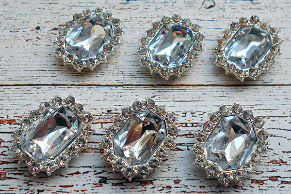 

Серединка 2,1х1,7см білий+срібло (OSA-1363)