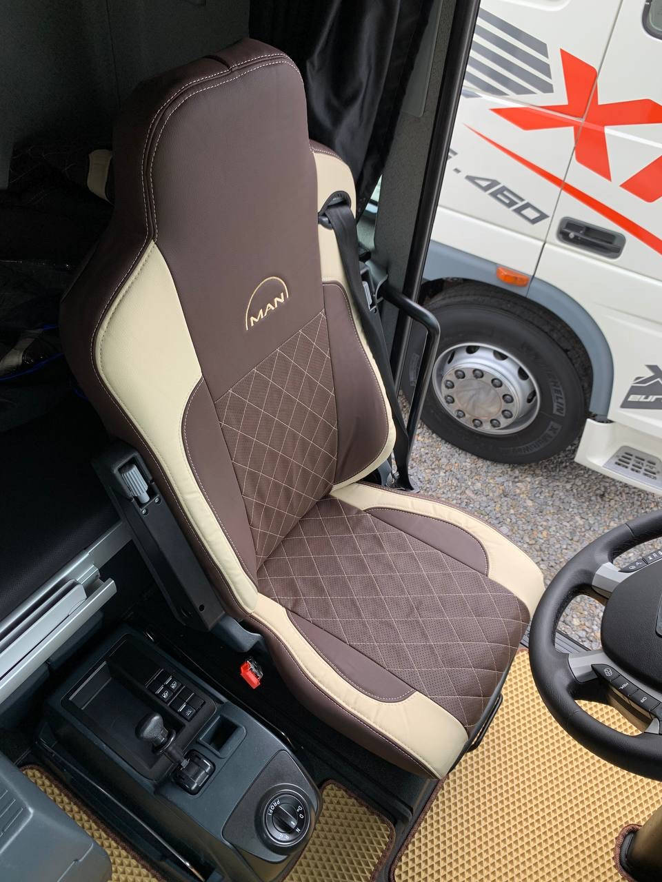 

Чехлы на сидения грузового автомобиля MAN TGX с 2007 года с еко-кожи TGM