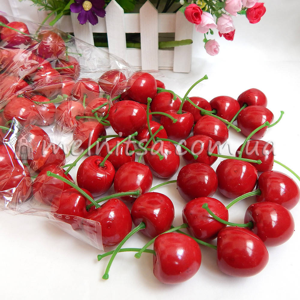 

Вишенка с хвостиком, 3х2,6 см