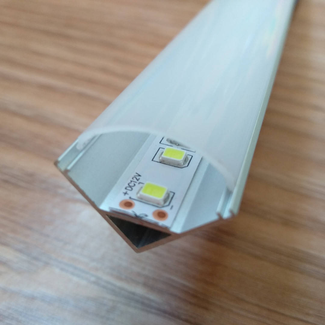 

Алюминиевый профиль для светодиодной ленты угловой с рассеивателем LED-06
