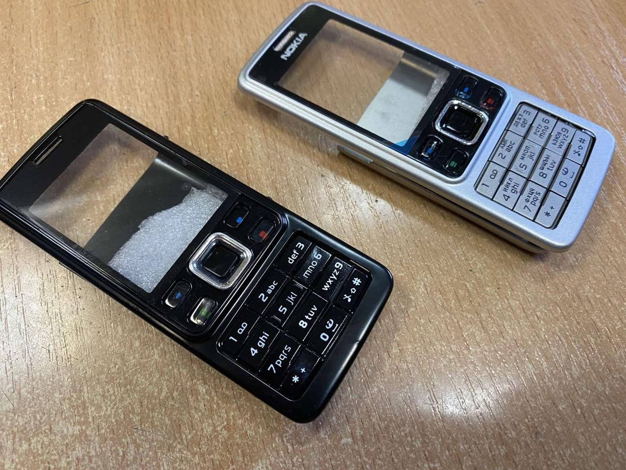 

Корпус для Nokia 6300 без клавиатуры/с клавиатурой Цвет:серебро / черный