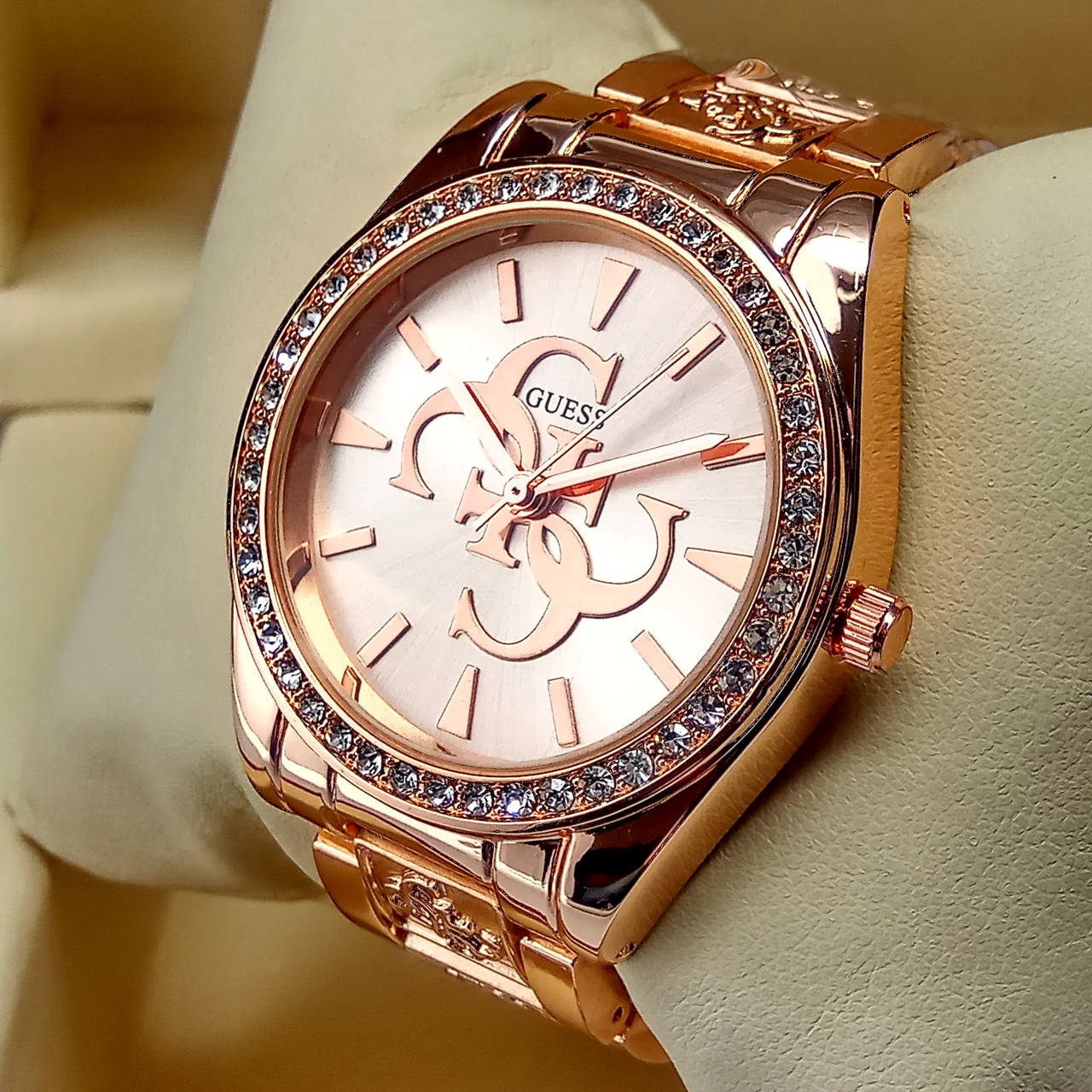 

Женские кварцевые наручные часы Guess на металлическом браслете цвета красное золото, розовое золото циферблат