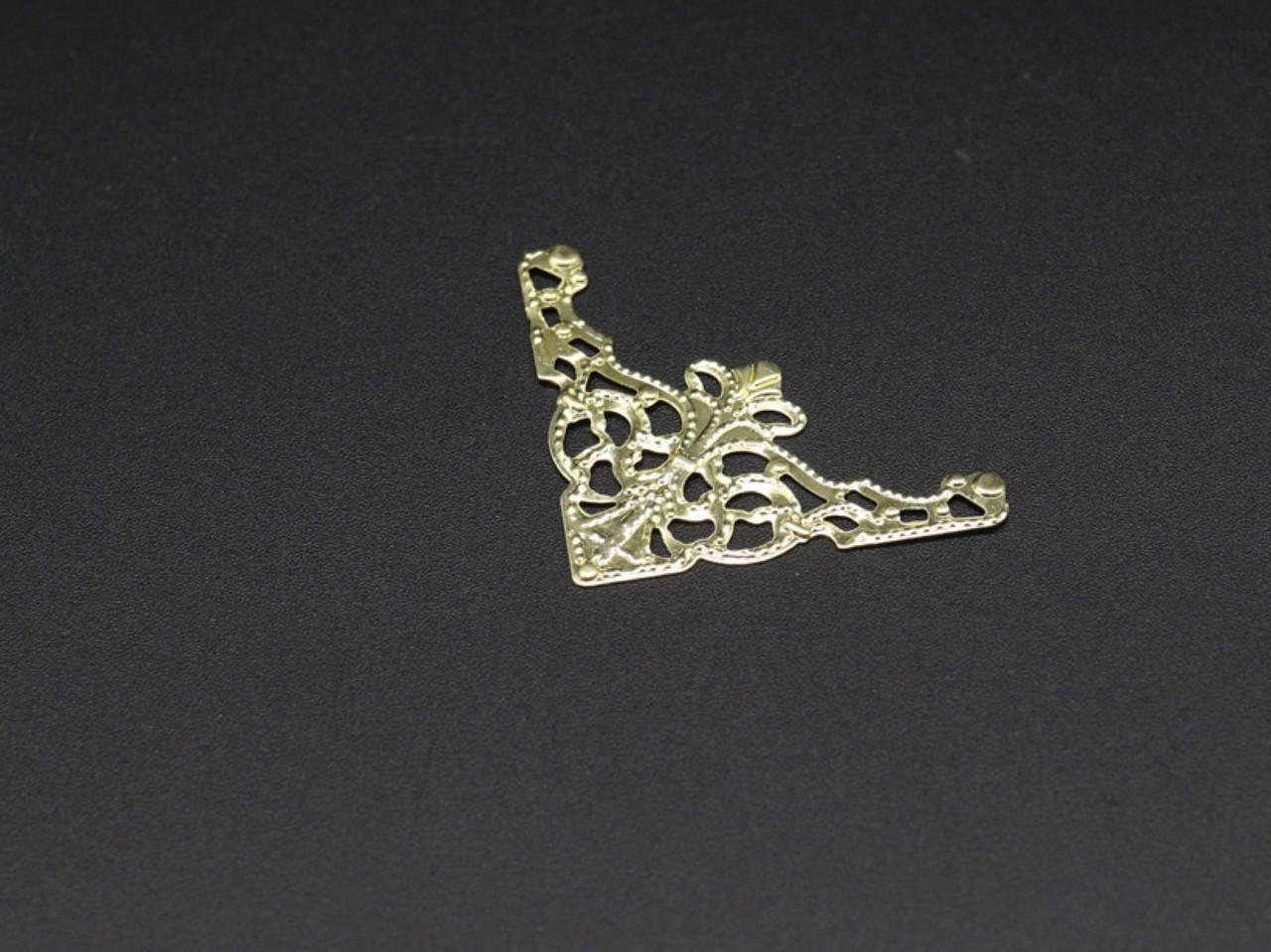 

Уголок тонкий накладной. Цвет "золото". 35х35мм