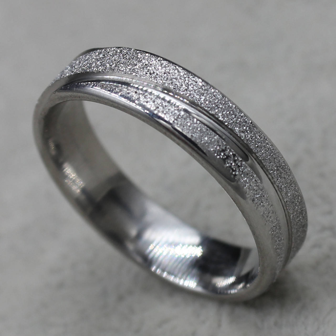 

Кольцо серебристое из ювелирной медицинской стали от Stainless Steel марка 316 L ширина 6 мм лазерное