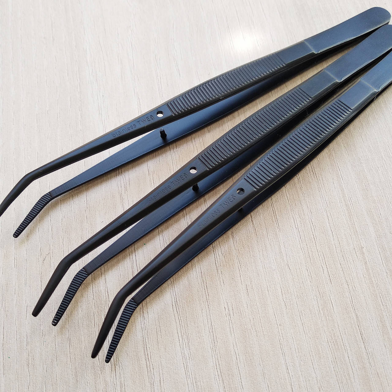 

Пінцет зігнутий, чорний