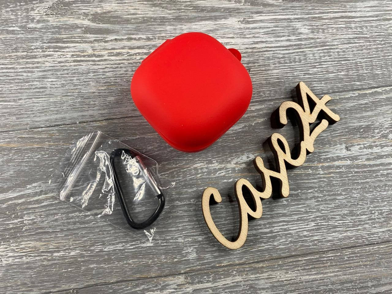 

Силиконовый чехол с карабином для Samsung Galaxy Buds Pro (11 цветов) красный