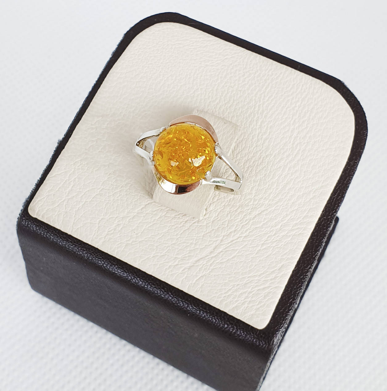 

Кольцо серебряное с янтарь альпинитом 2,12 г