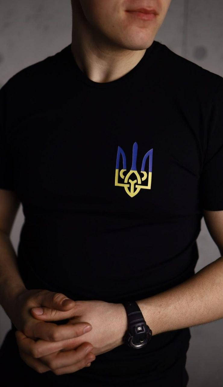 

Футболка мужская патриотическая с украинским гербом на груди