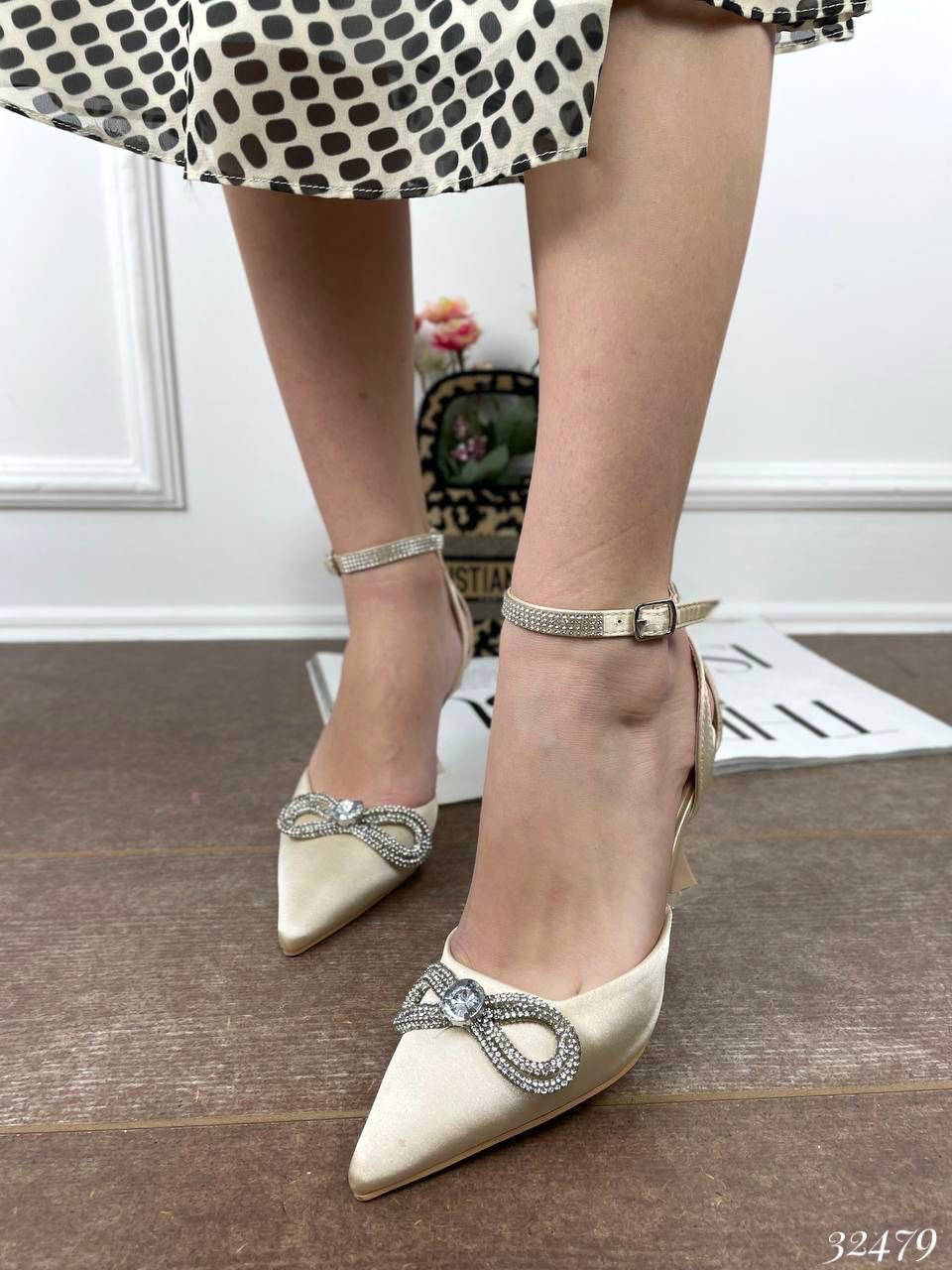 

Босоножки туфли с бантом в камнях атласные на шпильке Бежевые, Бежевый