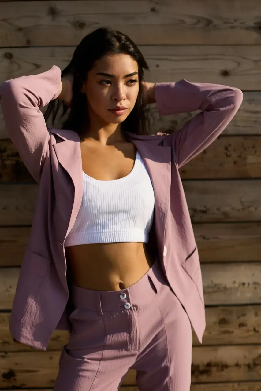 

Женский трикотажный топик из трикотажа рубчик. Однотонный. Белый