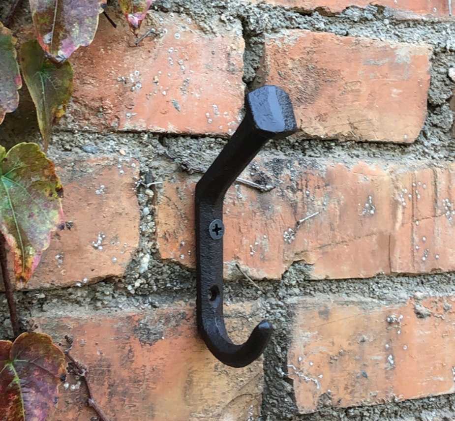 

Чугунный кованый крючок