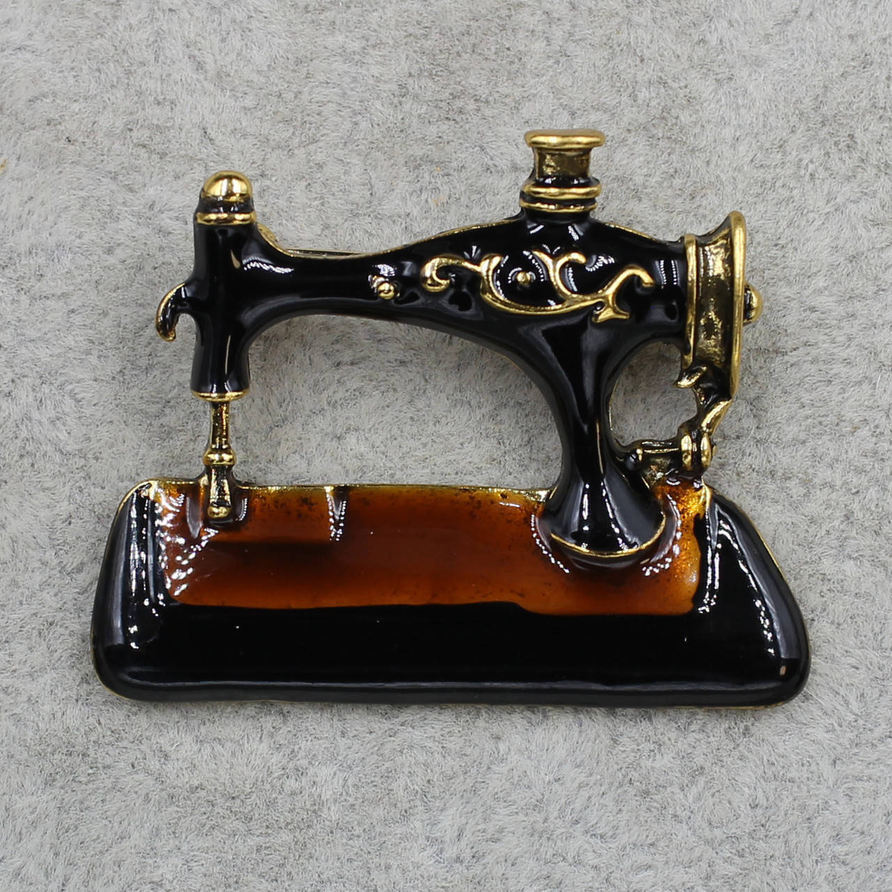 

Брошь металлическая золотистая Швейная машинка покрыта цветной эмалью размер изделия 40х30 мм