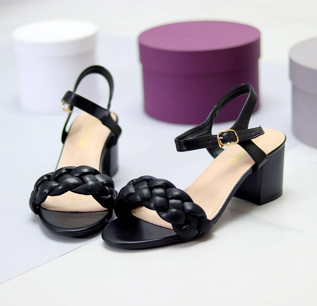 

Женские босоножки на среднем каблуке стильные черные экокожа 38