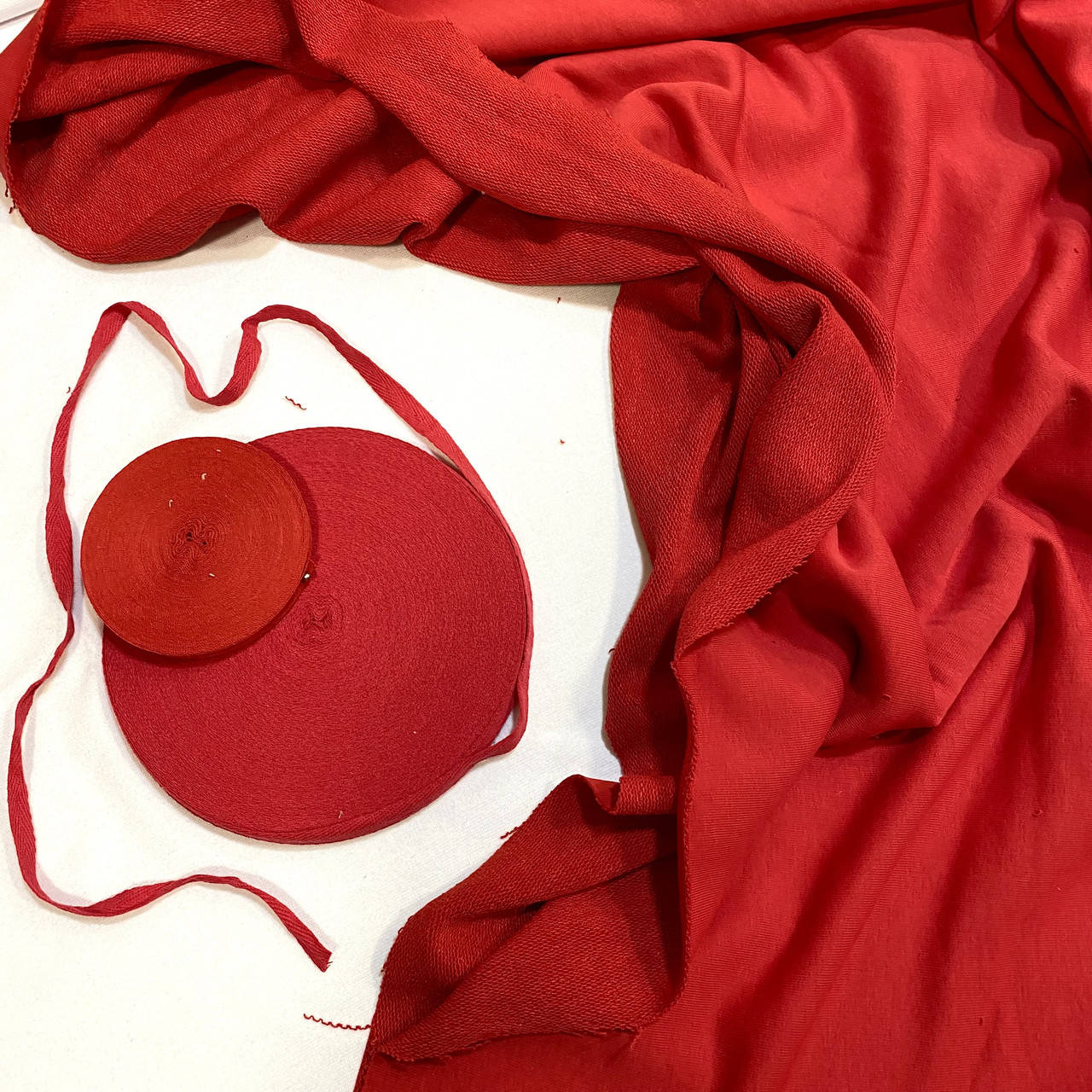 

Трехнитка ПЕТЛЯ красная яркая Состав: 100% хлопок для толстовок, спортивных костюмов и т. д., Красный