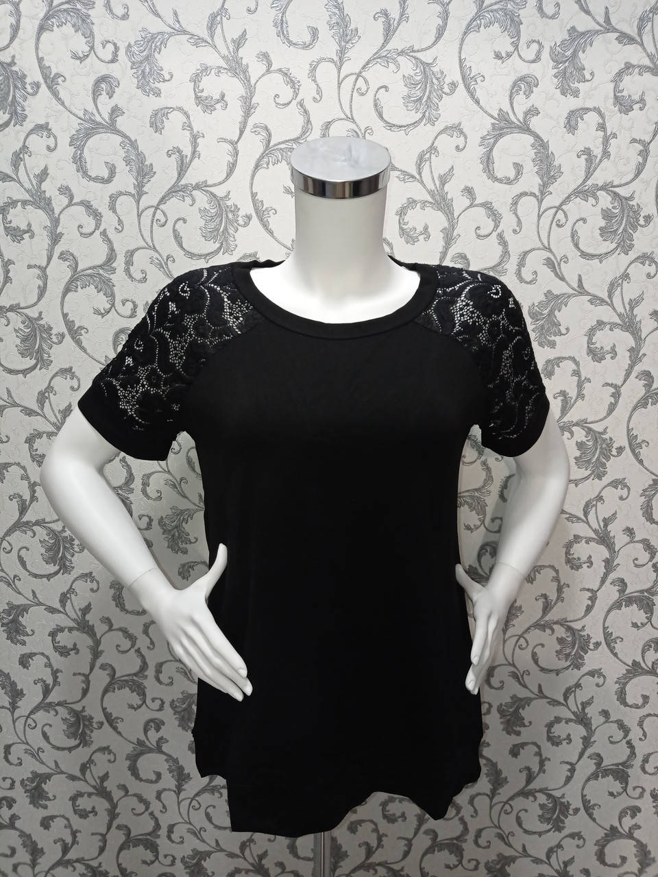 

Футболка женская трикотажная с гипюром однотонная универсал ,полубатал 48 50 черный