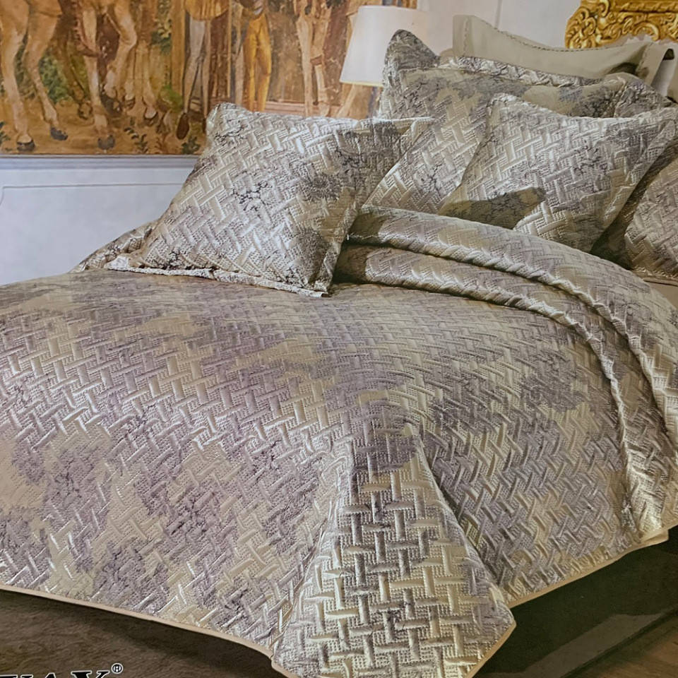 

Покрывало атласное с наволочками