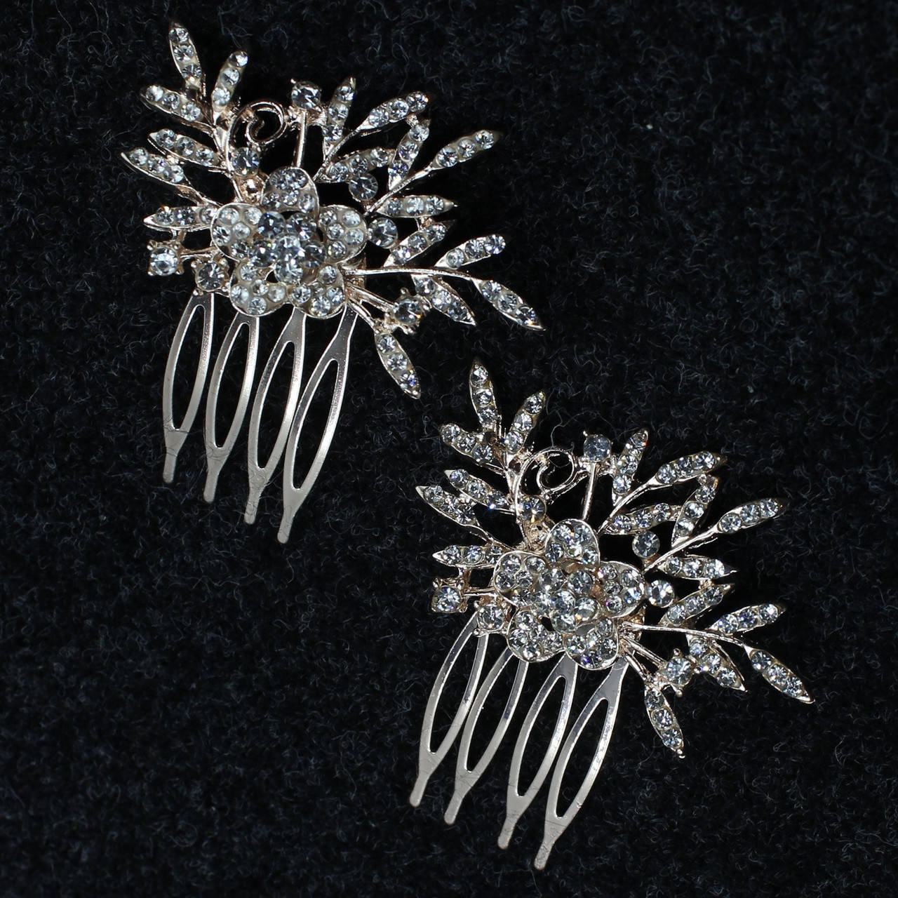 

Гребешки для волос золотистые металлические с хрустальными камнями цветочек размер 6х3 см набор из 2 штук, Золотистый