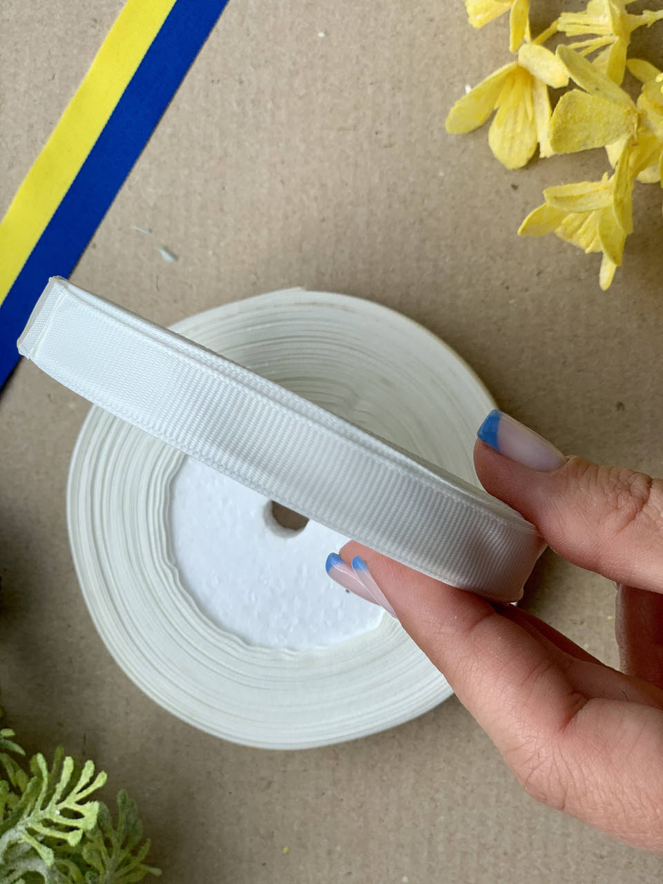 

Репсовая лента 1.2 см, 25 ярд/рулон, молочно-белого цвета рулоном, Белый