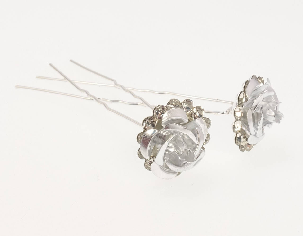 

Шпилька для волос "Серебряная роза в обрамлении страз" ø 18мм (цена за одну штуку)