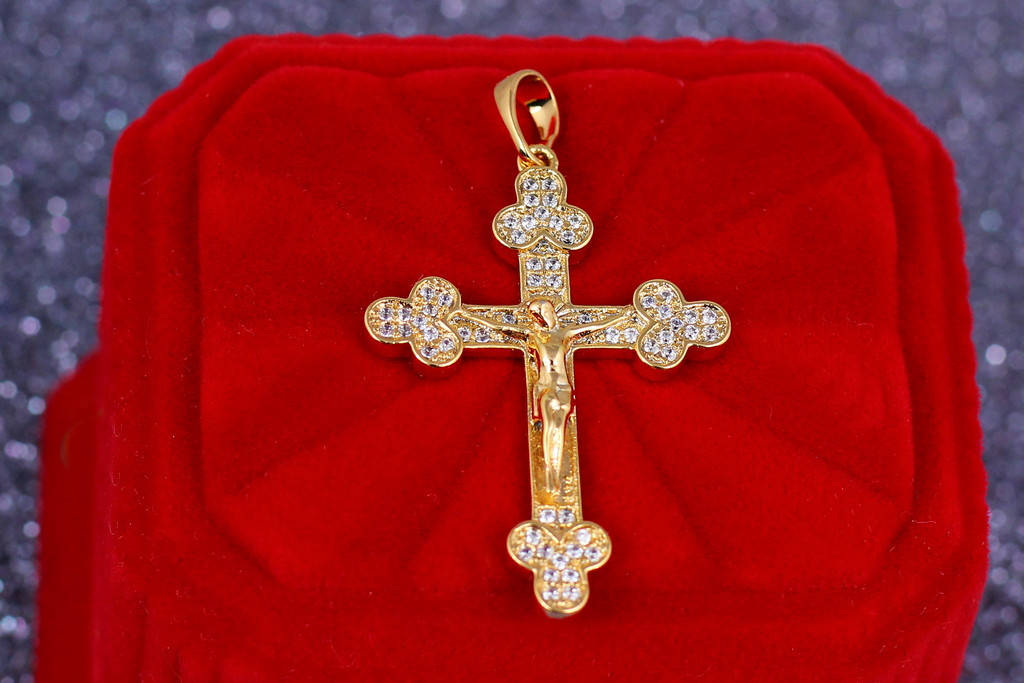 

Крестик Xuping Jewelry трилистниковый с мелкими фианитами 3 см золотистый