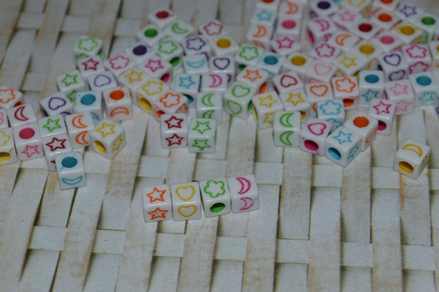 

Бусины с цветными фигурками на белом фоне 6 на 6 мм