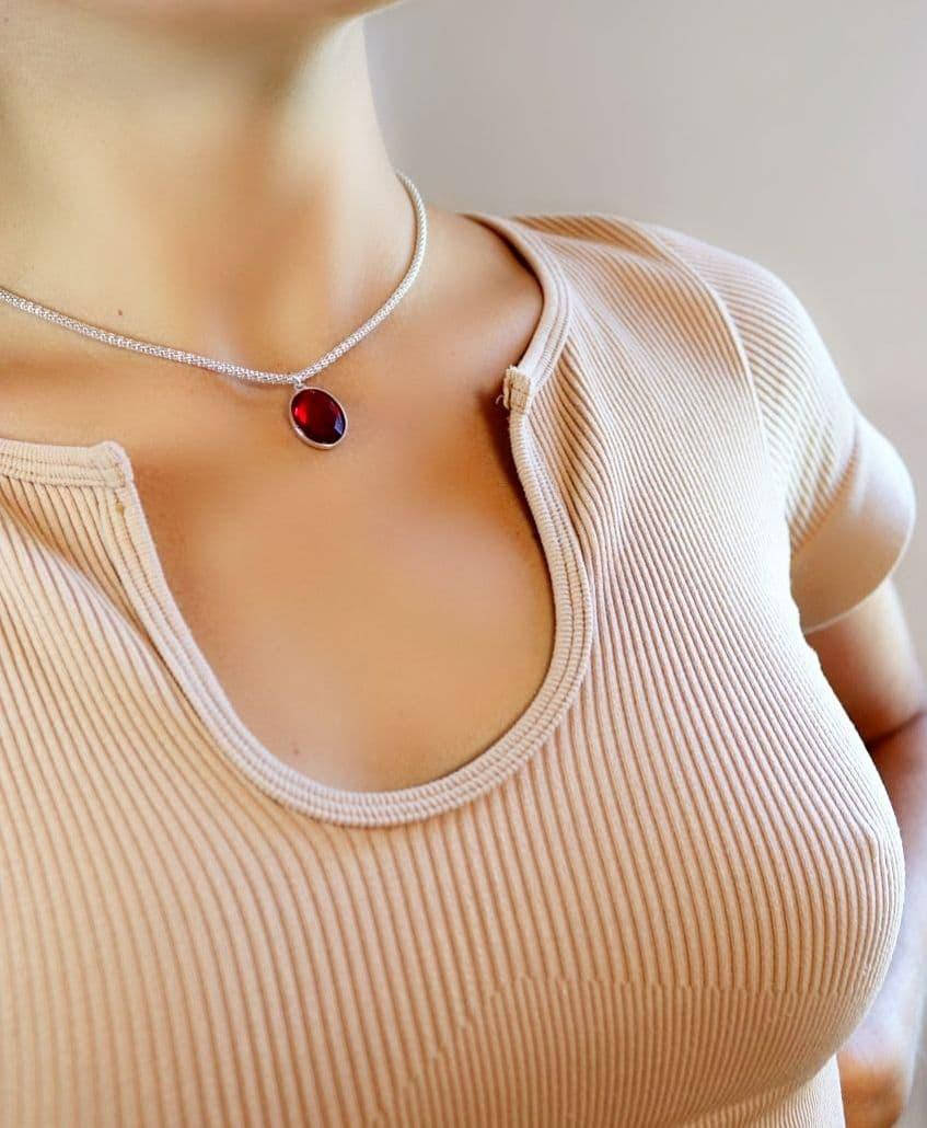 

Серебряный Кулон Изабель с Цепочкой и Натуральным Гранатом 174