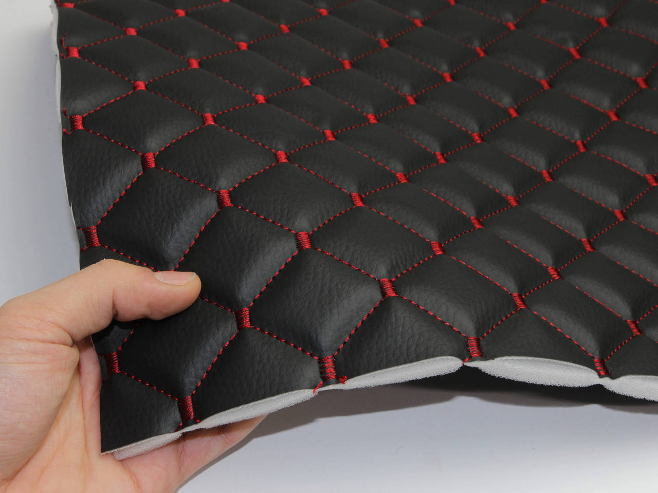 

Кожзам стёганый черный «Ромб» (прошитый красной нитью) дублированный поролон и флизелином шир 1,35м