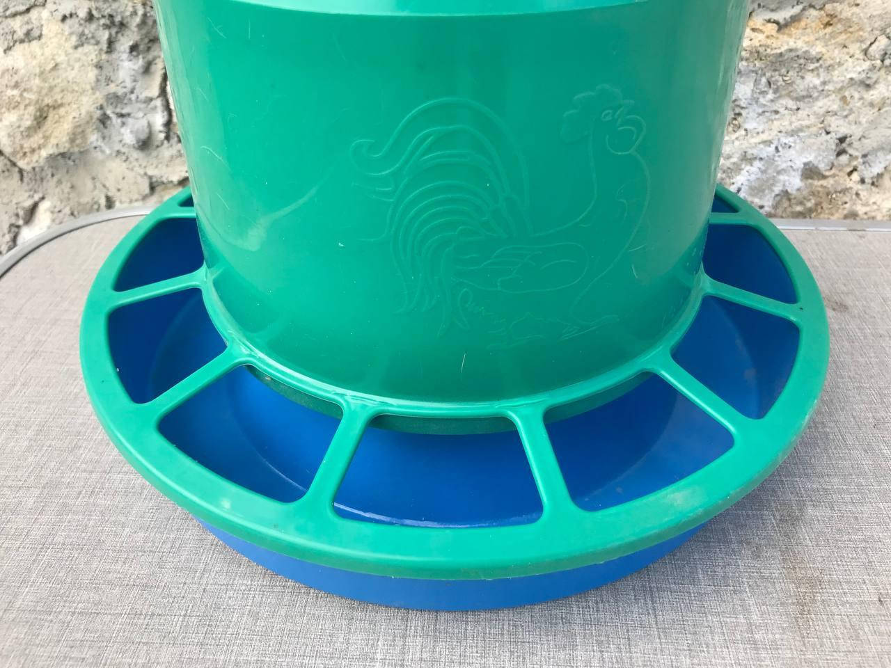 

Бункерна годівниця для птахів.