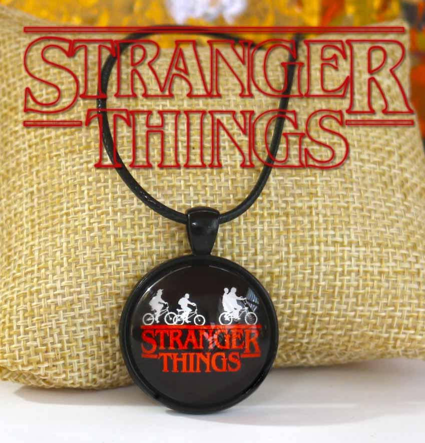 

Кулон с изображением силуэтов из сериала Очень странные дела/Stranger Things