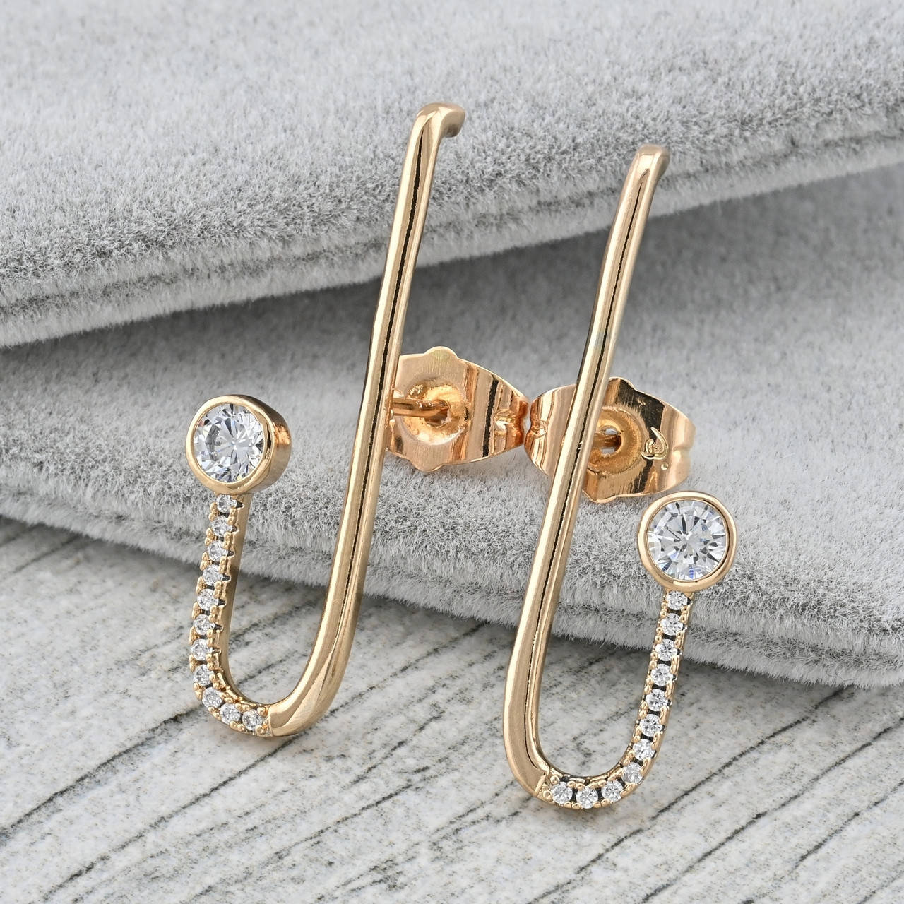 

Серьги Xuping 35662 размер 30х11 мм белые фианиты вес 2.5 г позолота 18К