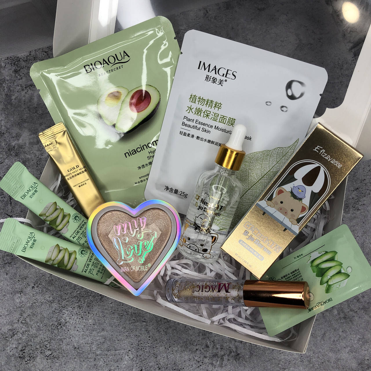 

Набор косметики в подарочной упаковке с бантом