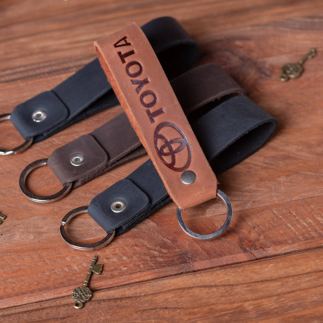 

Кожаный брелок с логотипом авто