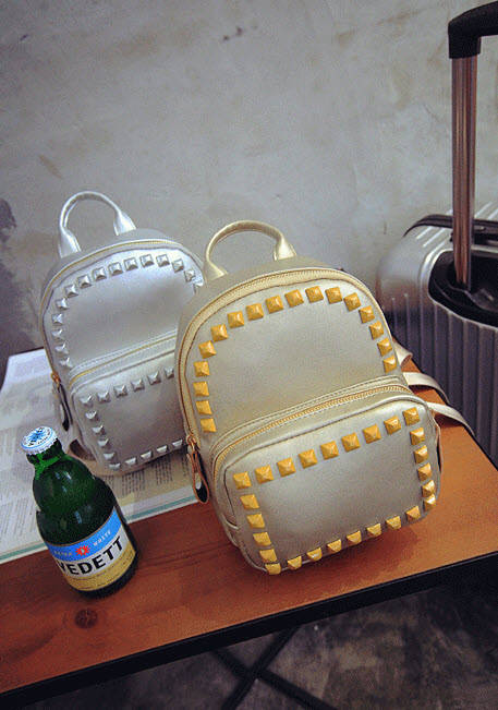 

Женский рюкзак с заклепками для стильных девушек