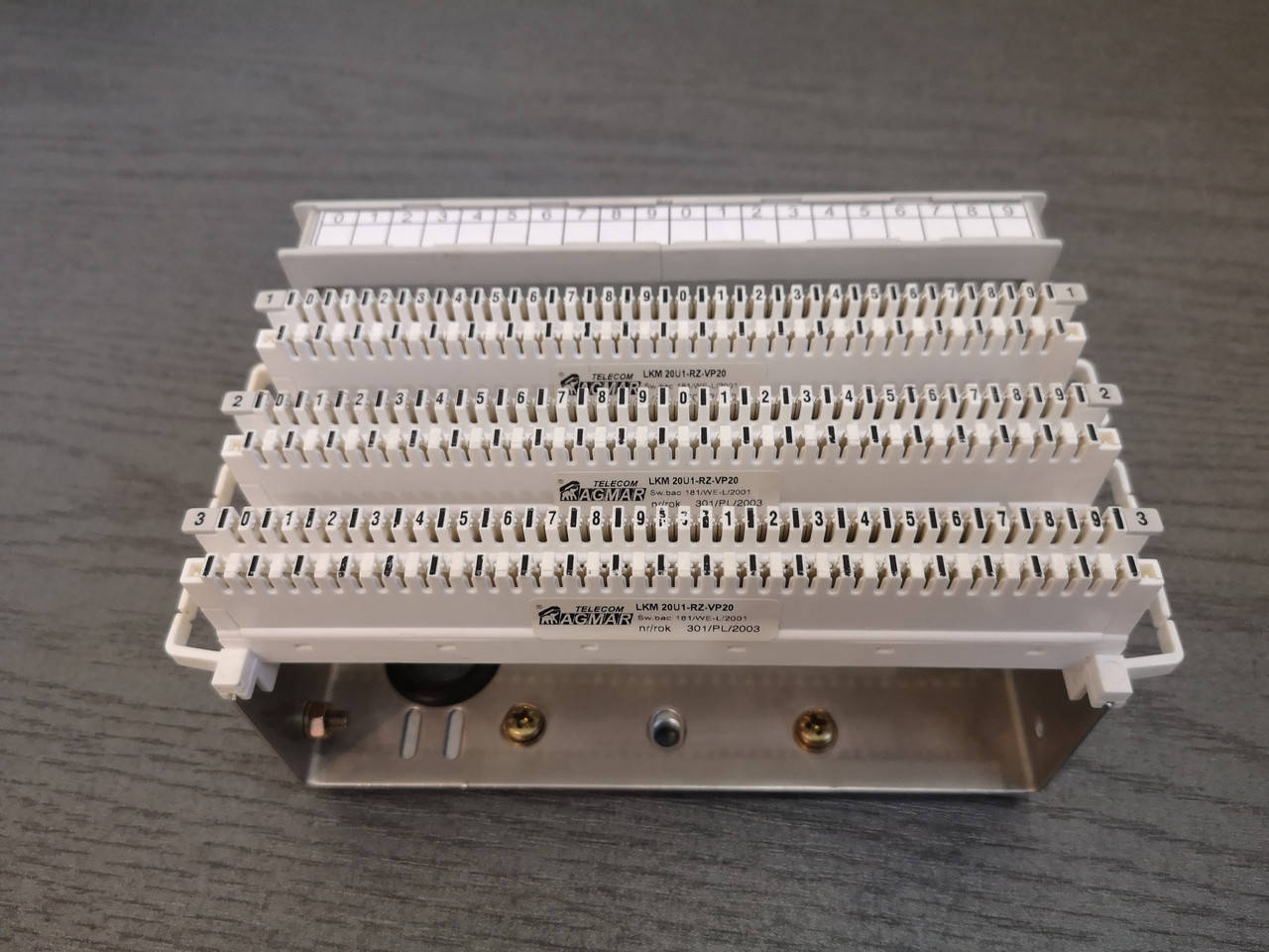 

Набор плинтов ZKM 60U1-RZ-VP020-ТО из монтажного хомута и 3-х 20-парных размыкаемых врезных плинтов (Польша)