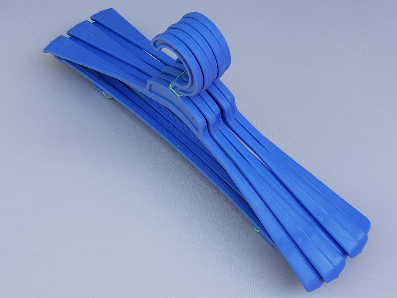 

Плечики вешалки тремпеля ( Гем ), длина 45 см, в упаковке 5 штук голубой