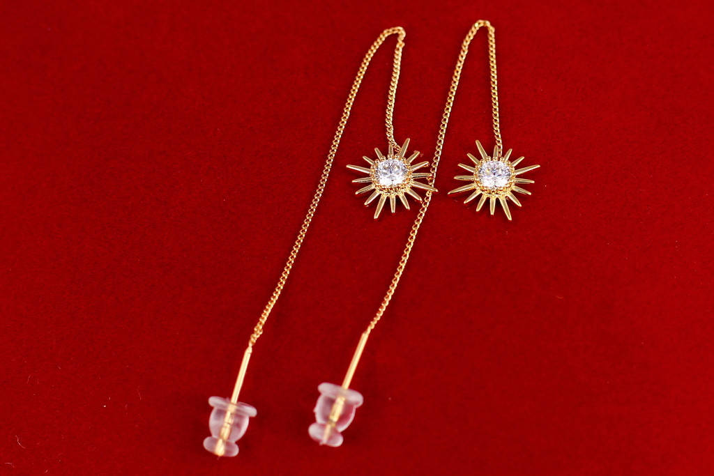 

Серьги продевки Xuping Jewelry камень в лучах 9 см золотистые