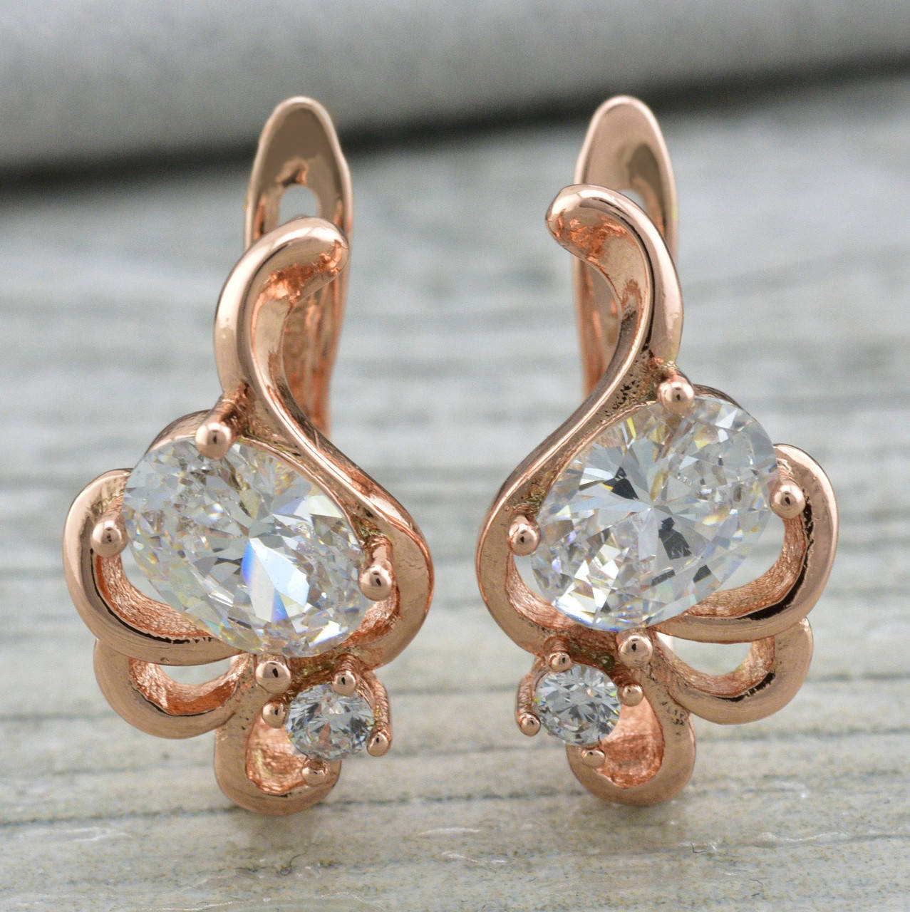 

Серьги Южная красотка 23643 размер 17х10 мм белые фианиты вес 3.1 г позолота РО