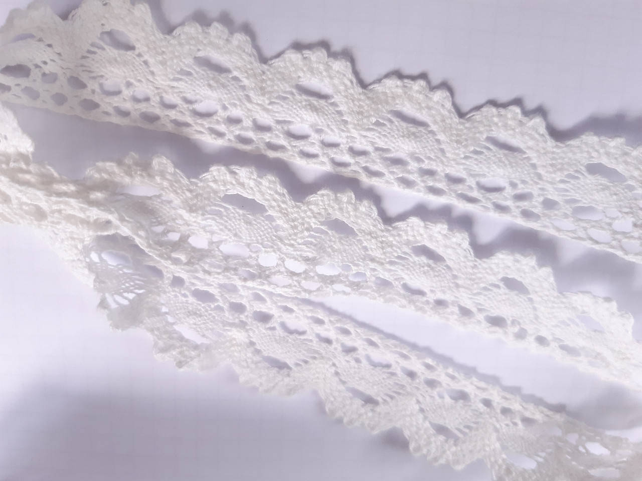 

Кружево натуральное х б молочного цвета одностороннее с фестонным краем шир 25мм, Молоко