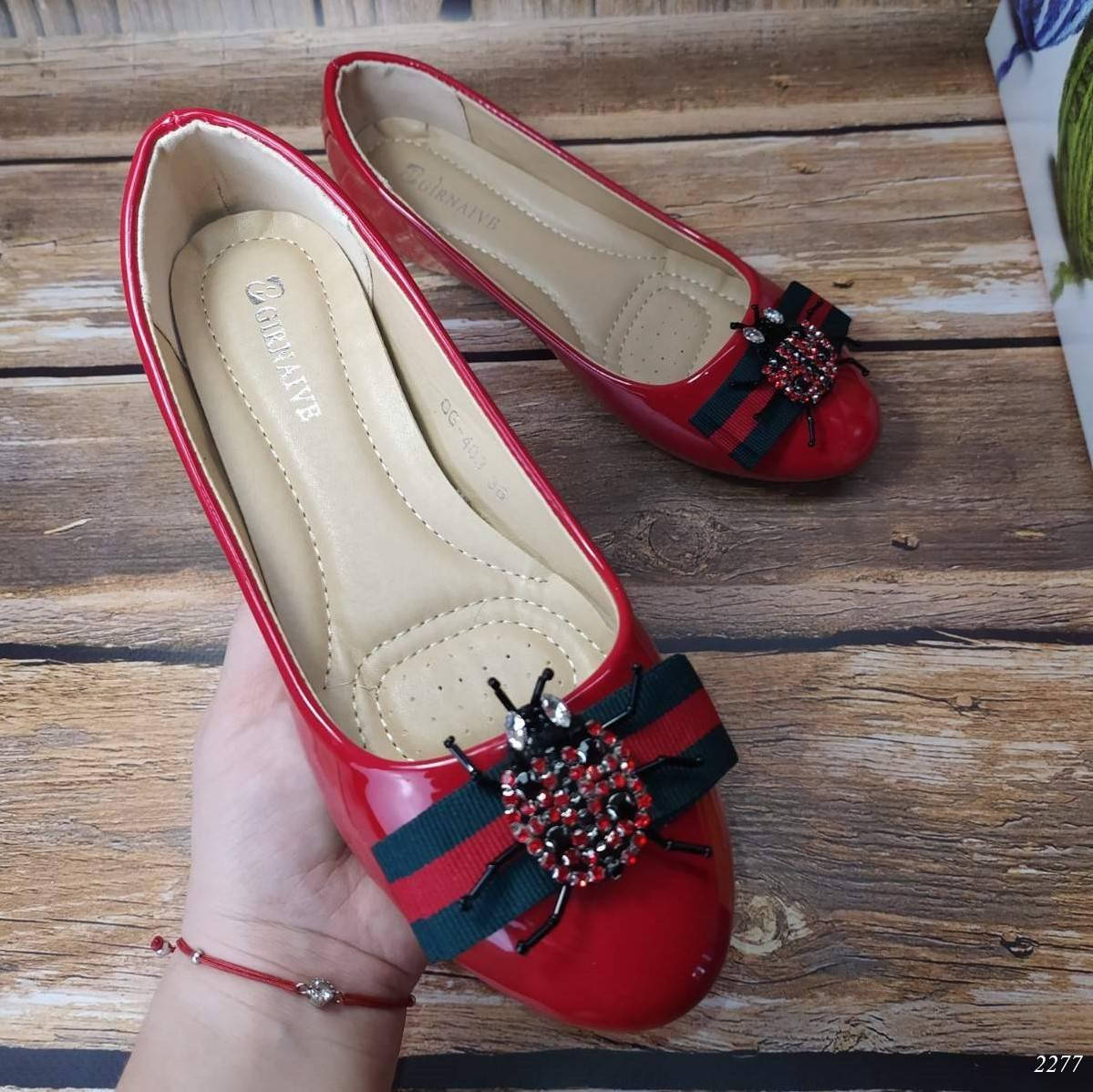 

Женские балетки из экокожи красного цвета