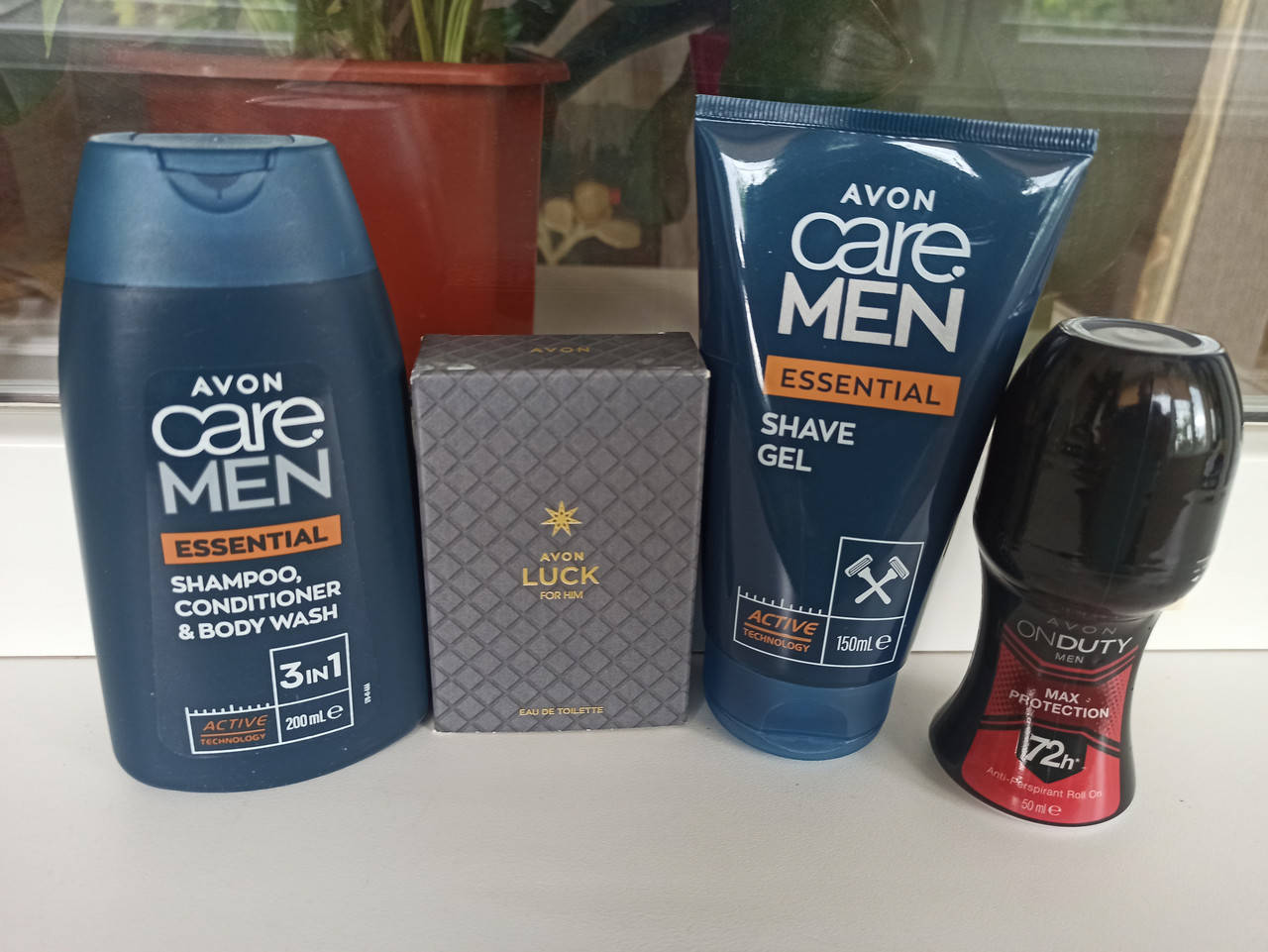 

Мужской подарочный набор Avon "Основной уход" 4 в 1