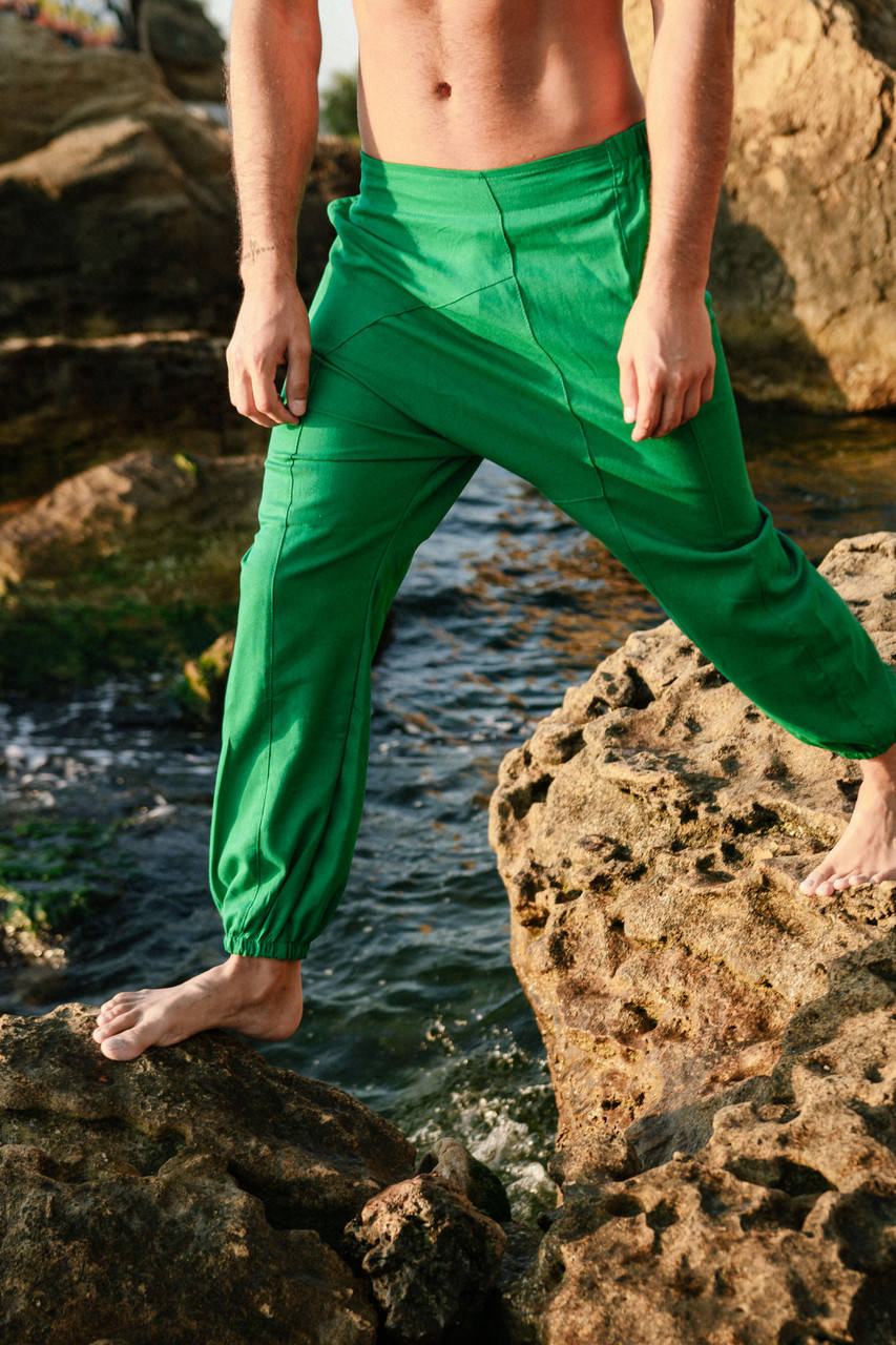 

Классные удобные мужские штаны с мотней яркого зеленого цвета.№114.