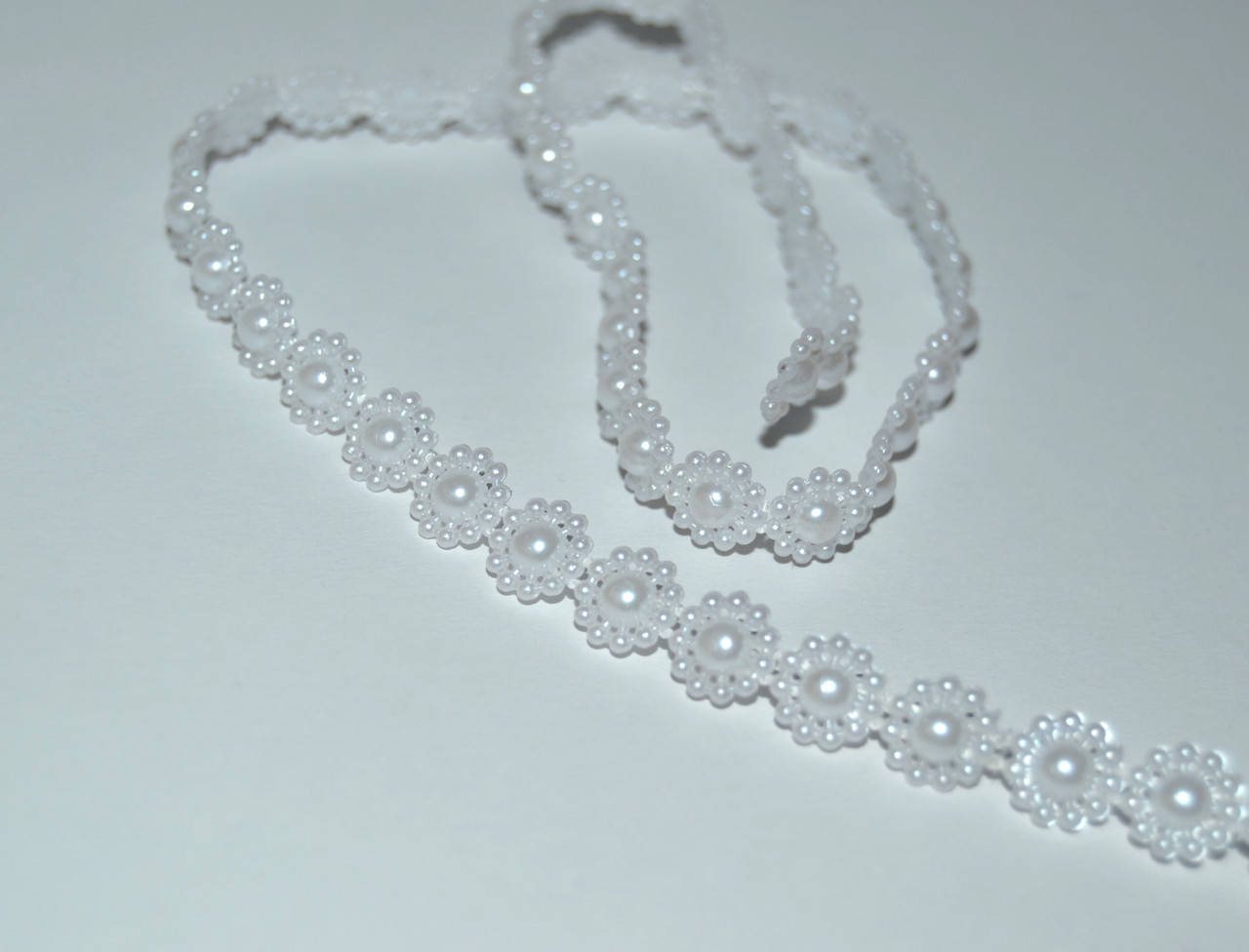 

Декор Квіточка-напівнамистинка на ниточці, колір-білий, 50см