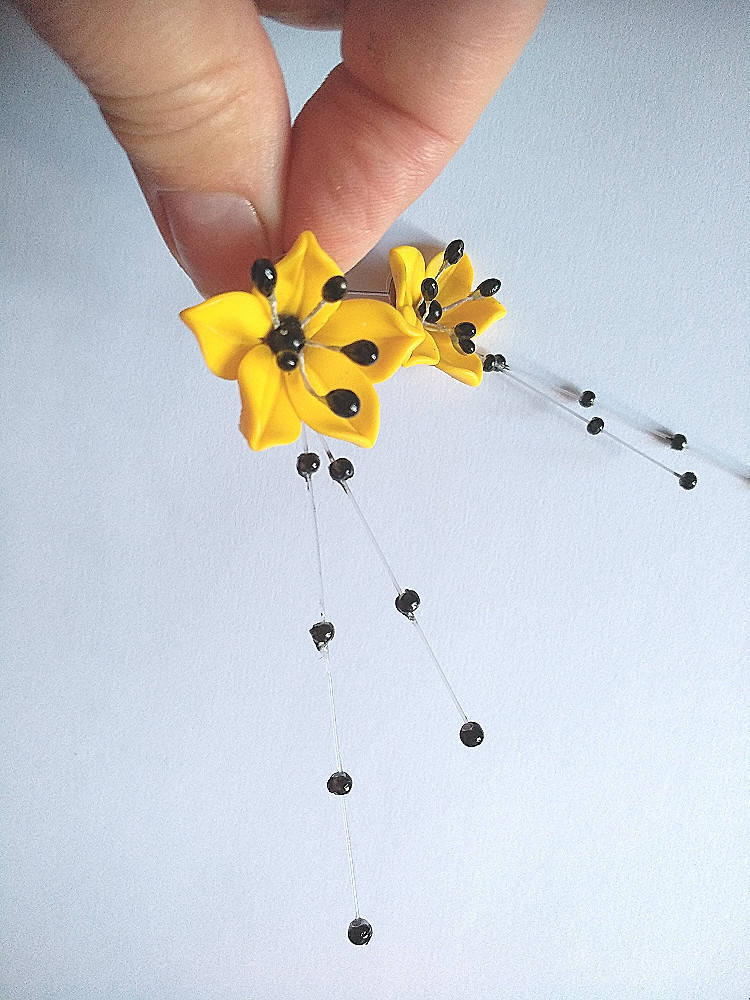

Жёлтые серьги с лилиями из полимерной глины и черными бусинами